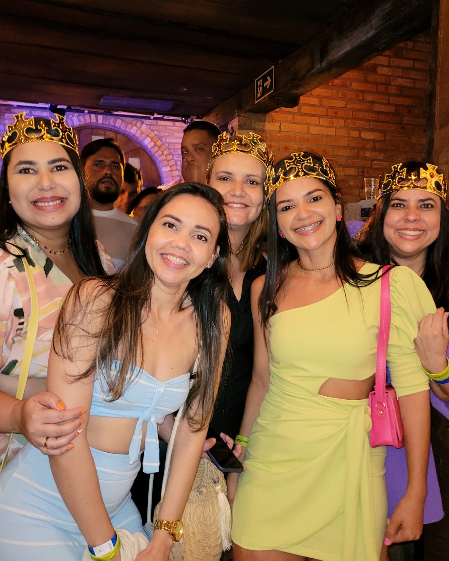 Amigas com coroas douradas na festa