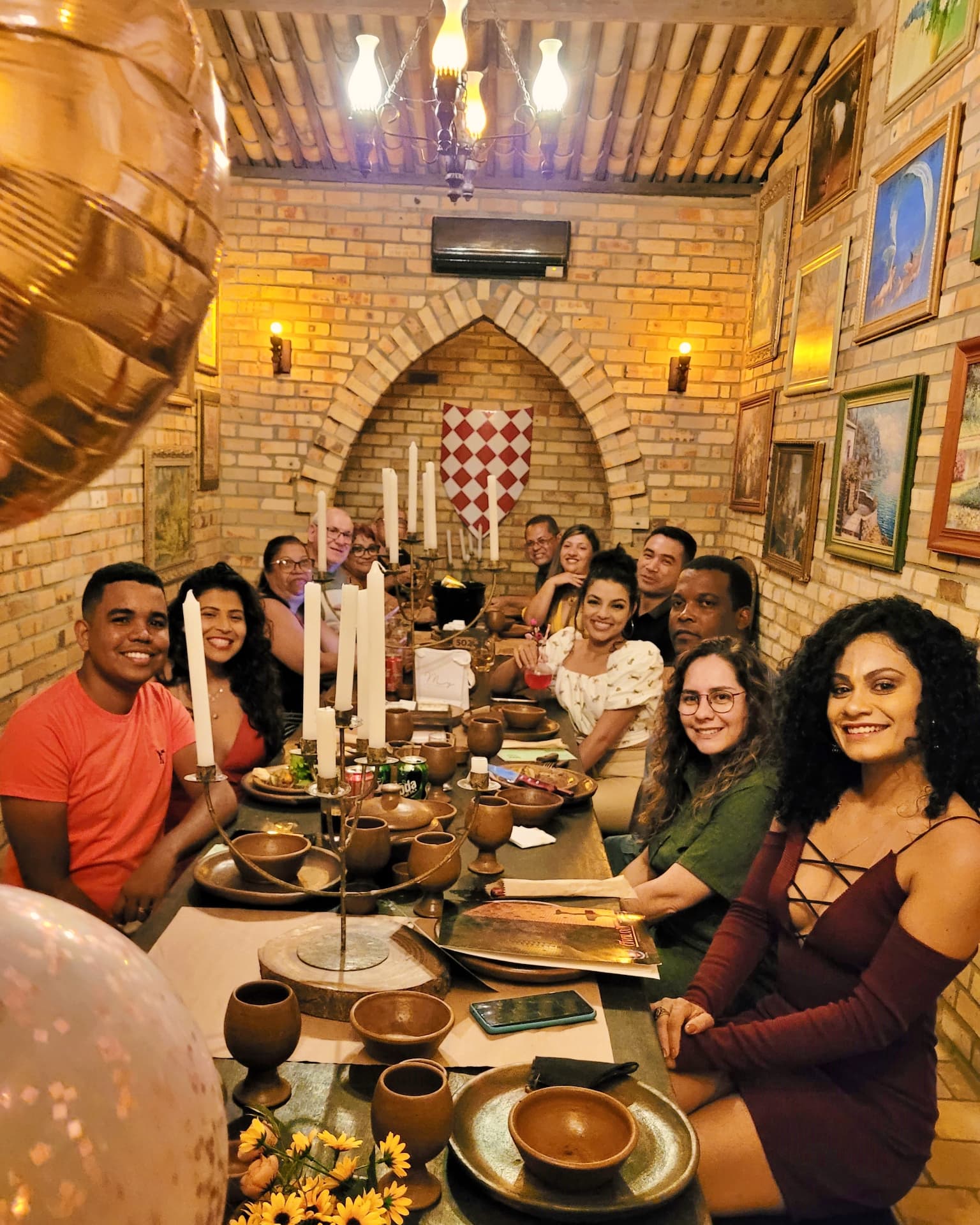 Mesa de aniversário à luz de velas no Ávalon