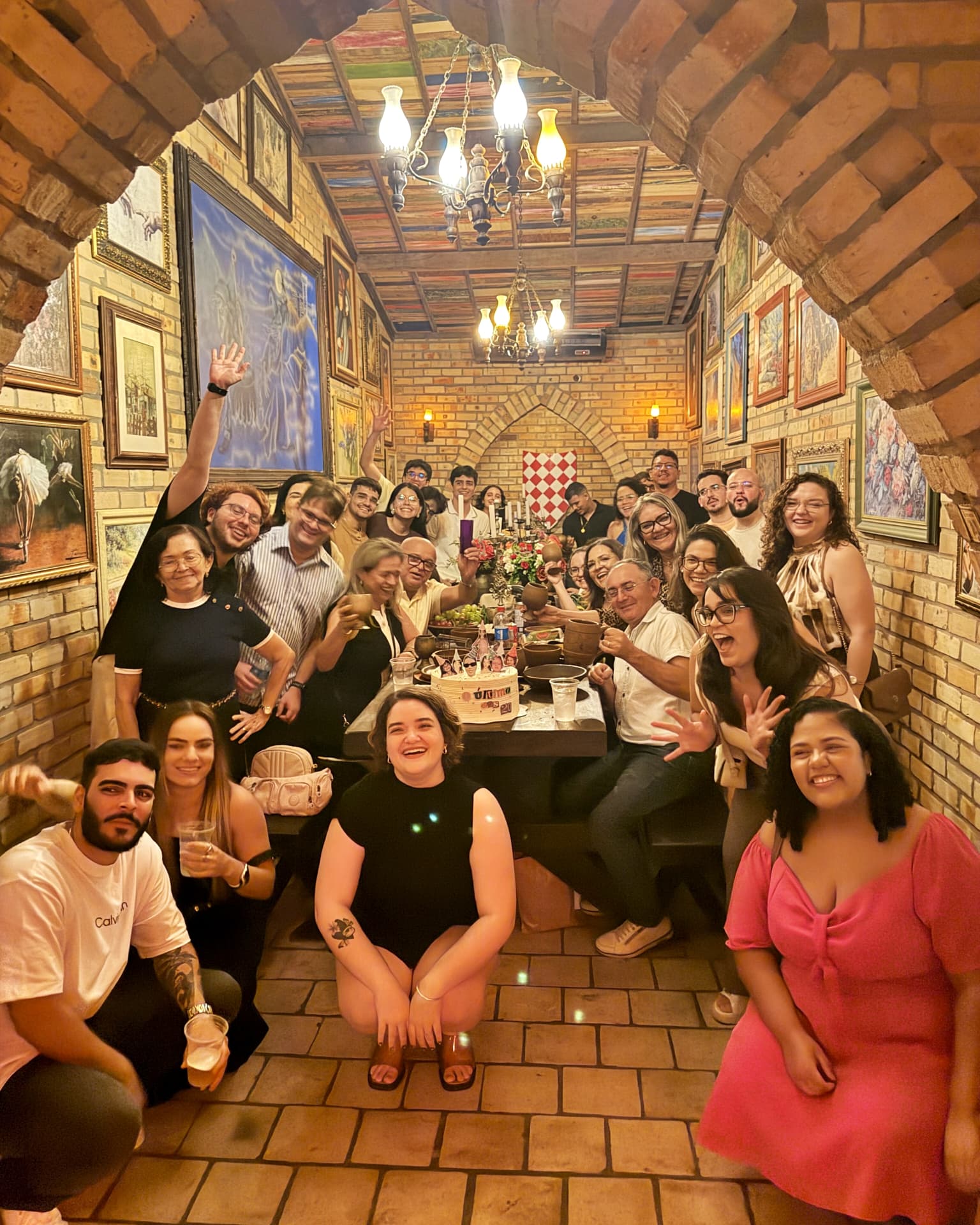 Grupo comemorando aniversário no salão medieval